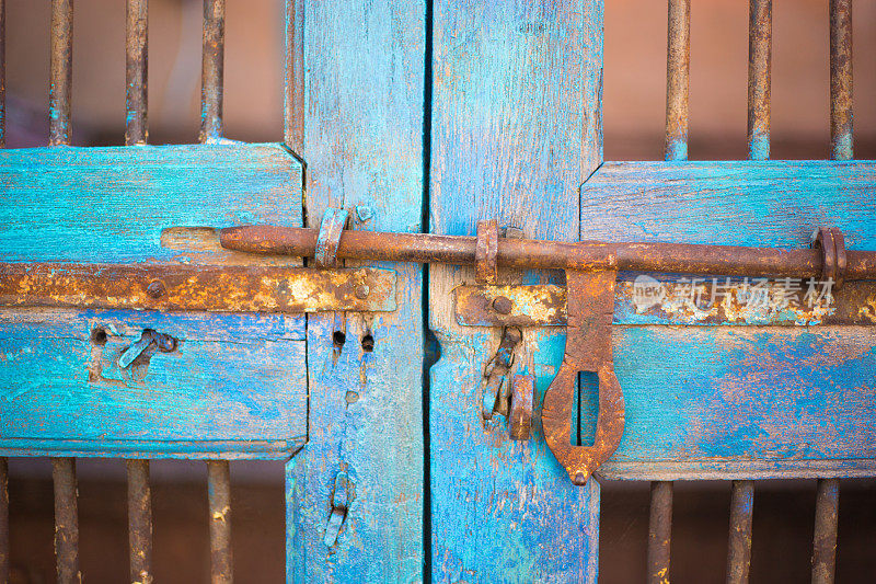 圣塔菲，NM:质朴的绿松石木门细节，古董锁