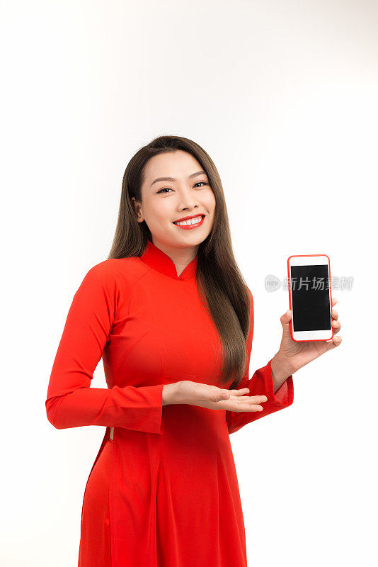年轻的亚洲女子在奥代显示空白的智能手机屏幕上的白色背景