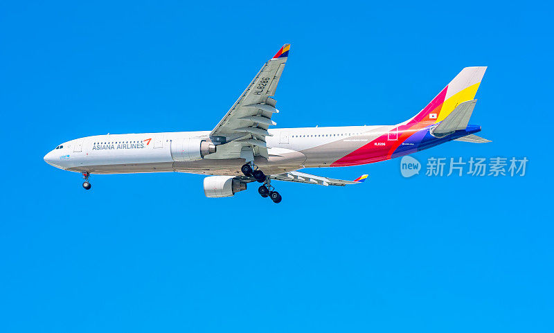 韩亚航空公司空客A330飞机飞越蓝天准备降落