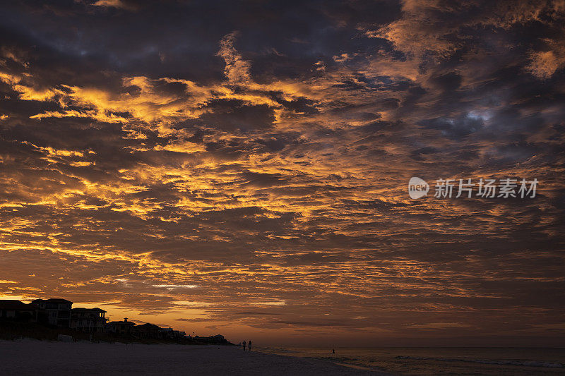 戏剧性的日出天空在南沃尔顿海滩