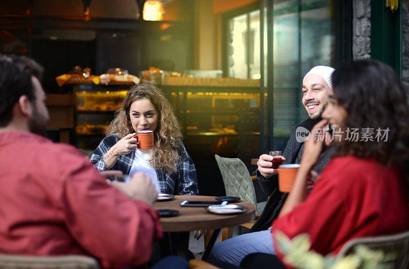 友谊概念与快乐的男人和女人在咖啡馆