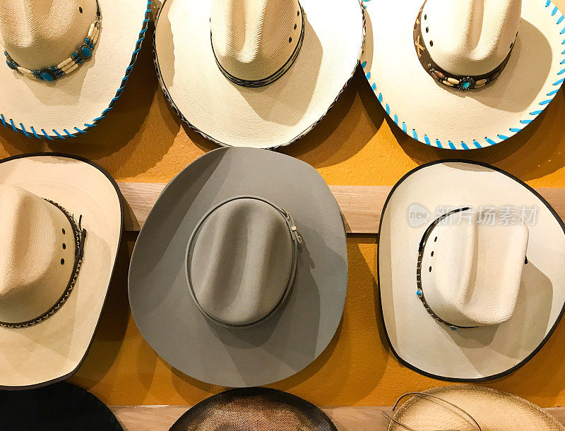 复古牛仔帽挂，充满活力的黄色背景