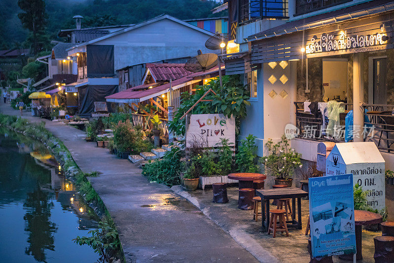 泰国北碧城的伊通村，隐藏在薄雾和湖前的村庄。在泰缅边境附近的老矿