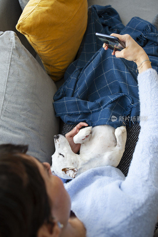 一个年轻女子在家里自拍