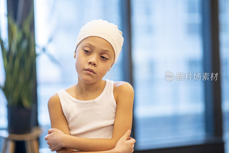 悲伤的年轻女孩与癌症肖像库存照片