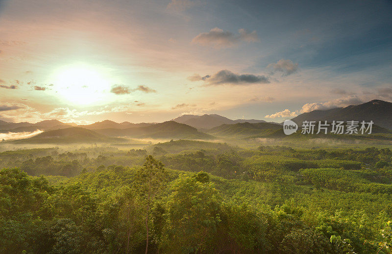 全景式的自然景观，北面的山景有日出和薄雾