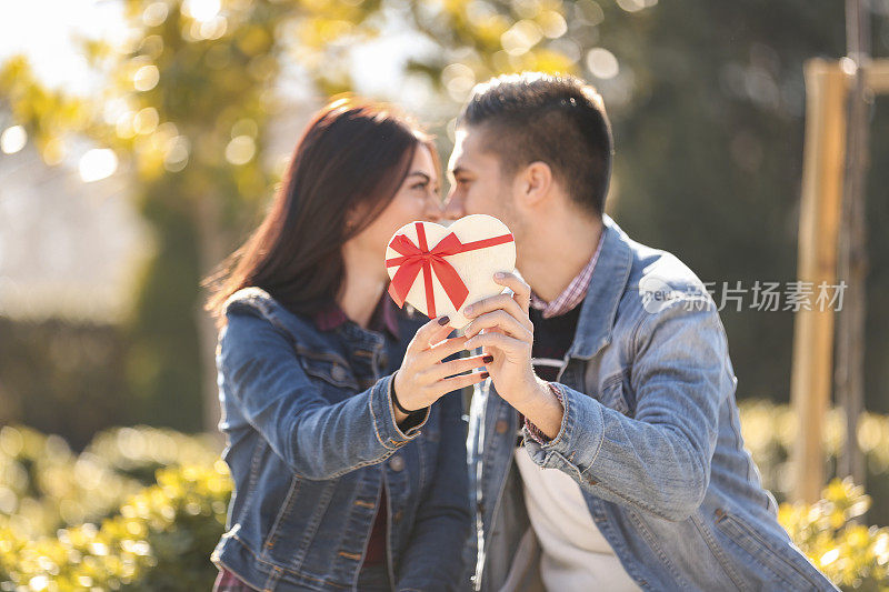 可爱的情侣庆祝结婚纪念日