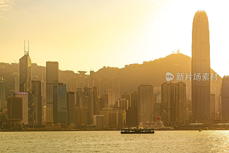 金色的日出香港海港标志性的摩天大楼城市景观