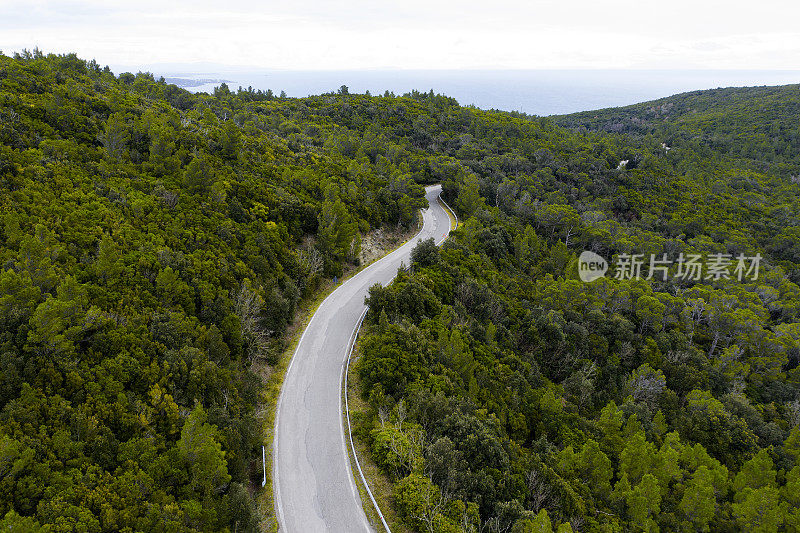 鸟瞰图的乡村公路走向大海，托斯卡纳，意大利