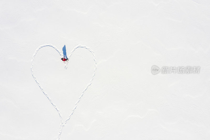 鸟瞰图一对夫妇在冬天穿雪鞋户外