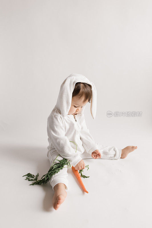 白色小女孩兔子和新鲜胡萝卜