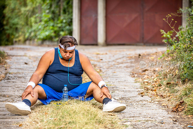 肥胖男子在户外剧烈运动后感到腰痛，健康问题
