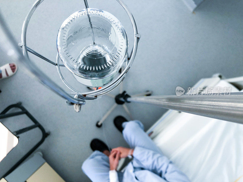 病人坐在医院病床上的高角度视图