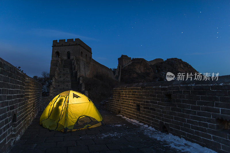 中国长城前的帐篷