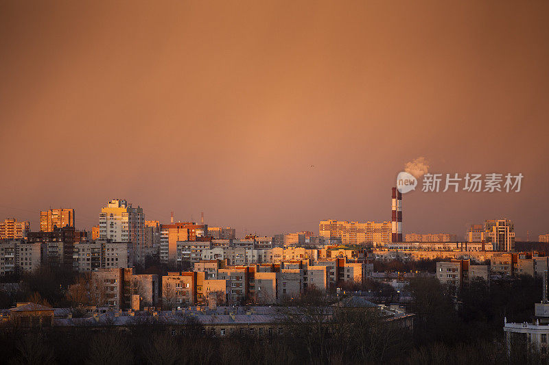 落日天空映衬下的城市景观