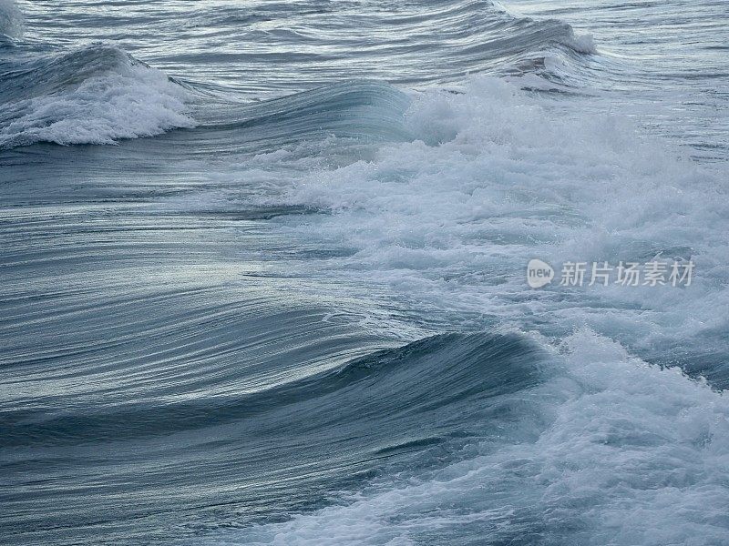 海浪顶破和泡沫