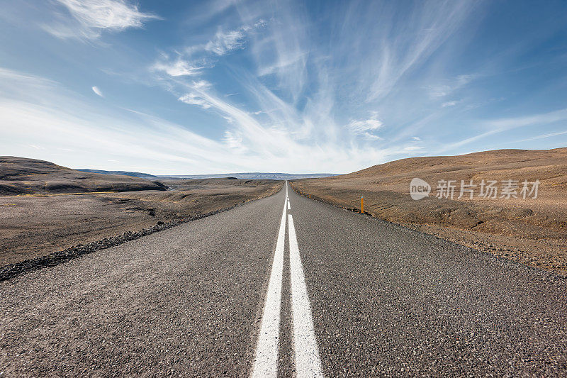 通往冰岛火山高地的无尽开放公路