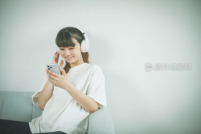 亚洲女性用智能手机听音乐