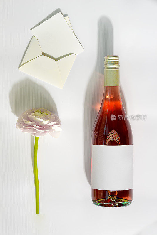 贺卡与模型玫瑰酒，鲜花和信件。