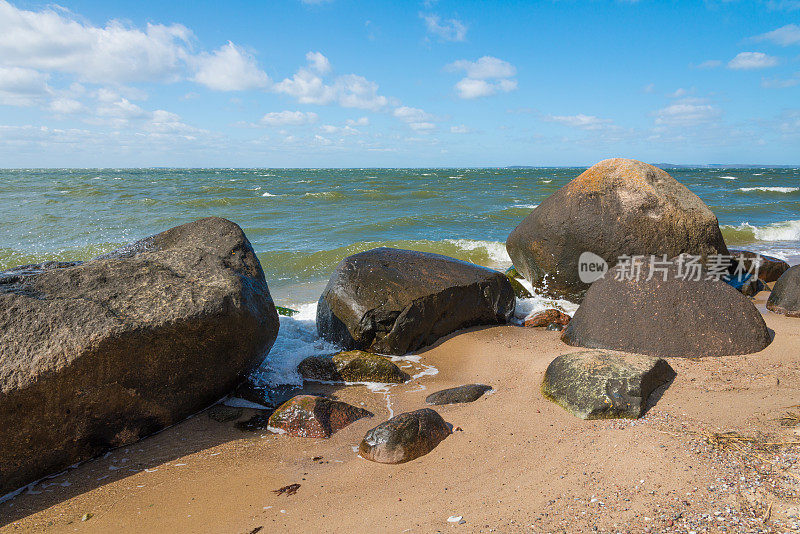 波罗的海沿岸巨大的飘忽不定的花岗岩巨石