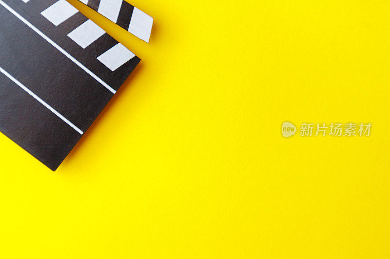 电影院黑色隔板上的黄色背景。现代摄影,电影制作。