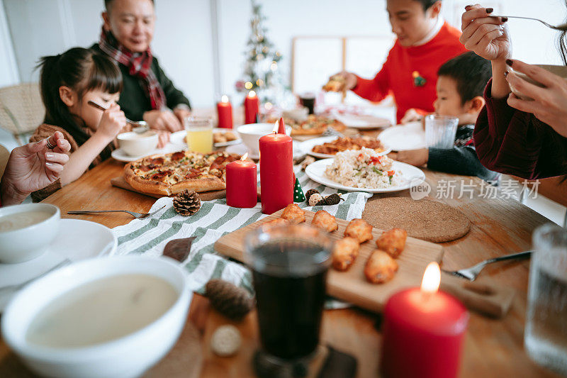 快乐的亚洲多代家庭庆祝圣诞节和花时间一起享受圣诞派对在家里