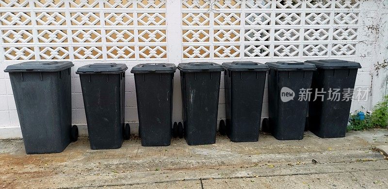 黑色的垃圾桶排成一排