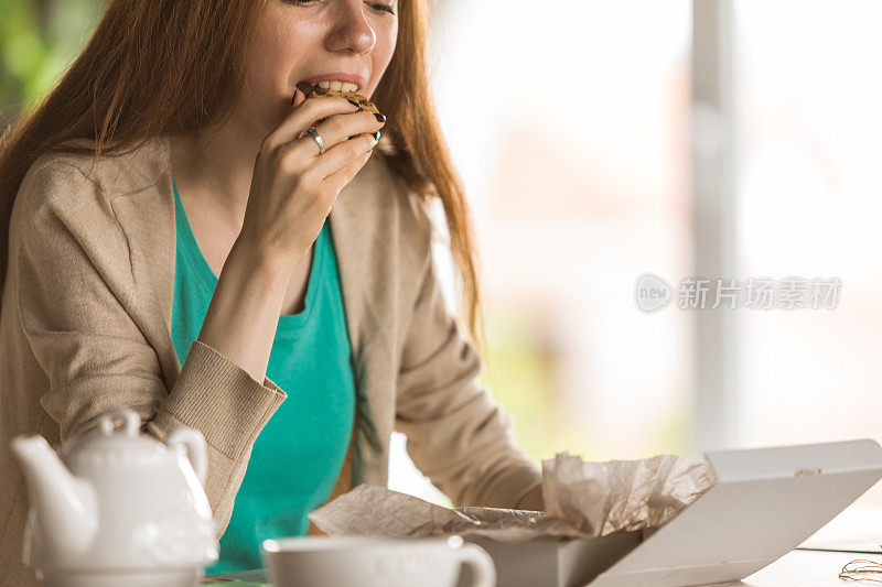 复制的空间，年轻女子从她的祖母那里吃了一口自制的饼干