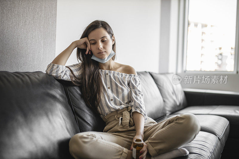 在冠状病毒大流行期间，年轻女子为了安全呆在家里，经历了严重的头痛