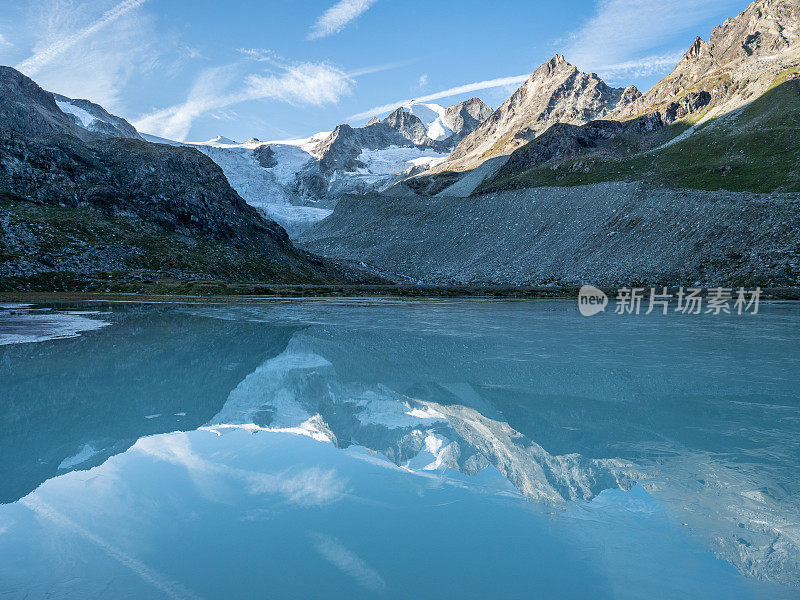 壮丽的莫伊里冰川日出，阳光照耀山峰