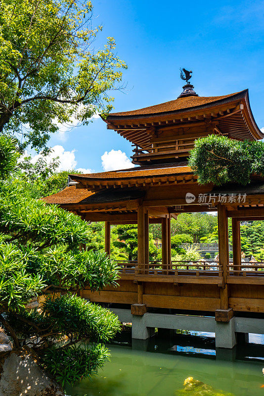 智莲庵是位于香港九龙钻石山的大型佛教寺院建筑群。