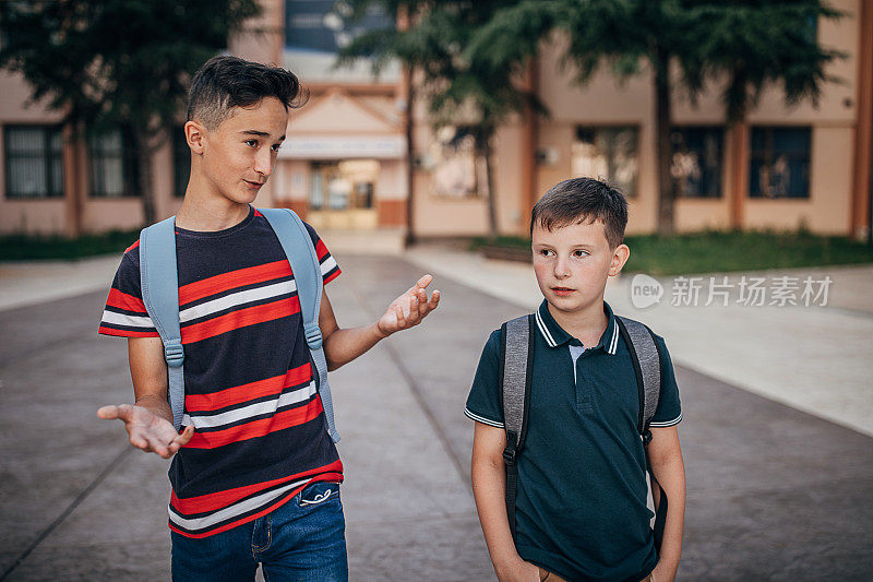 两个男生一起离开学校