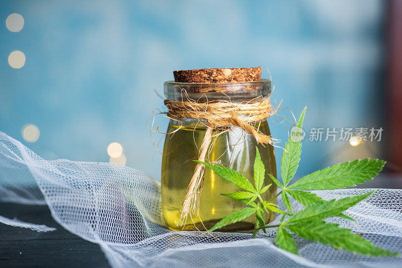 大麻药油装在一个小瓶子里