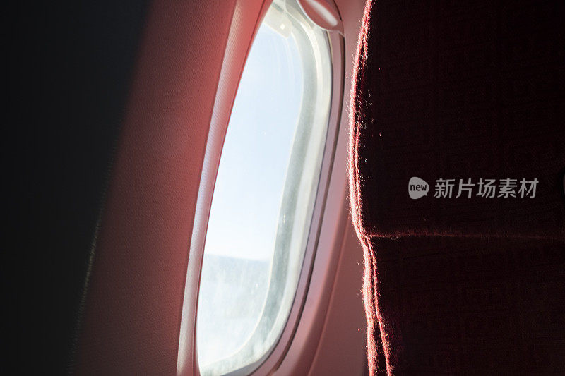 飞机座位旁边的窗户