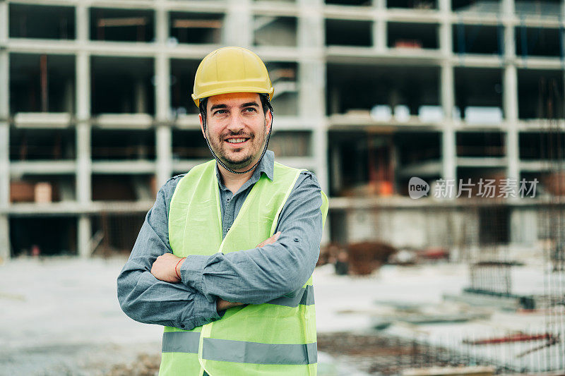 一名年轻建筑师在建筑工地上的肖像