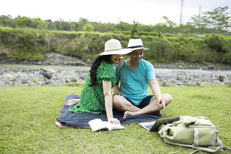 亚洲孕妇在农村旅行时，她的丈夫在网上工作