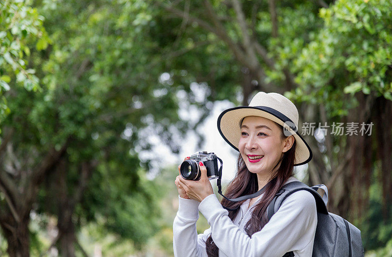 女摄影师在公园里拍照