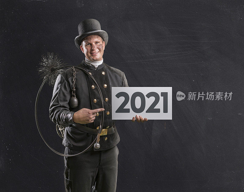烟囱清洁工在广告牌上展示2021年新年