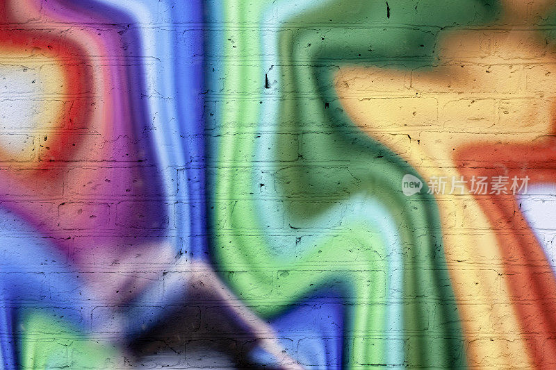 以曲线和之字形排列的彩色彩虹。多色的砖墙。横幅明亮的背景。抽象的涂鸦。