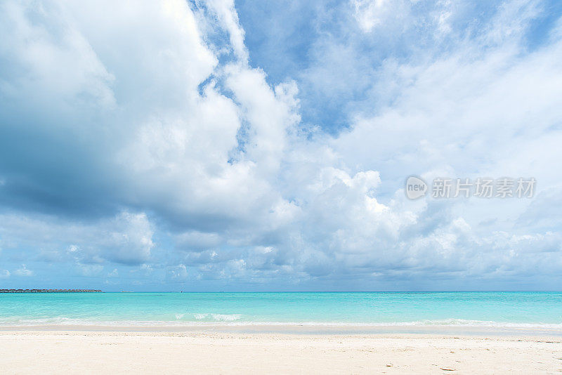 碧绿的海水和白云的天空