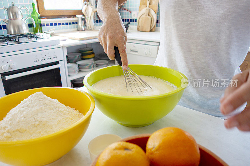 女子准备煎饼面糊