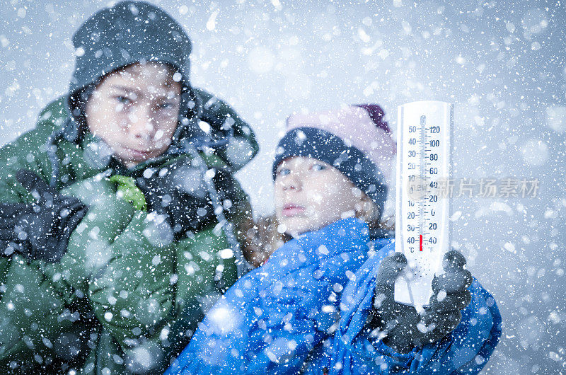 两个孩子在暴风雪中冻死