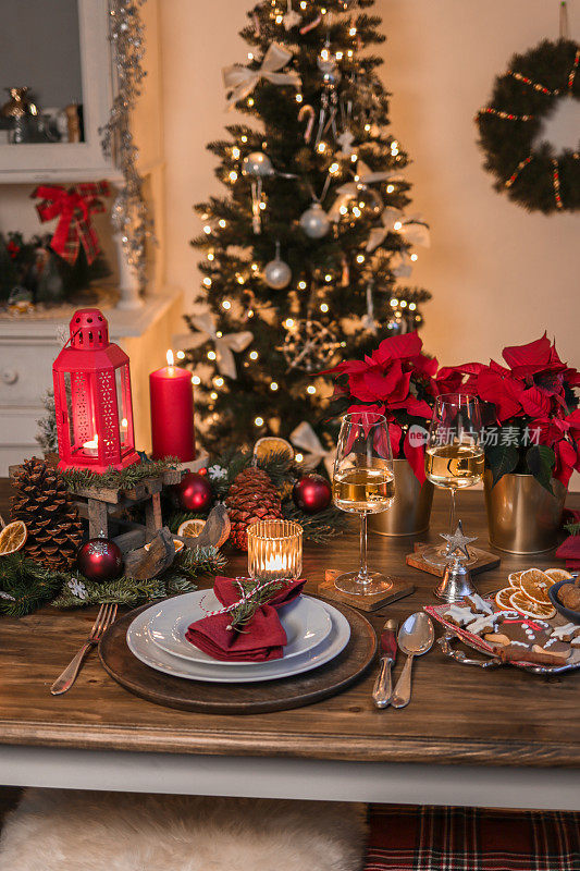 节日圣诞晚餐配白葡萄酒的桌子