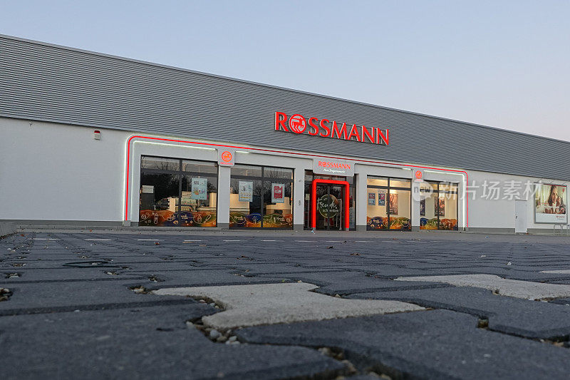 罗斯曼欧罗巴，在一个巨大的连锁药店的分店前用鹅卵石做的停车场。视图。