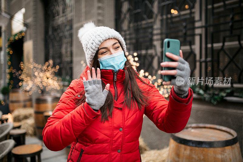 年轻的白人女人在用智能手机