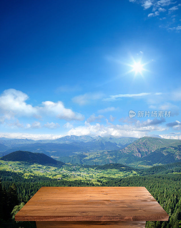 空木桌之上风景优美的绿色山脉景观