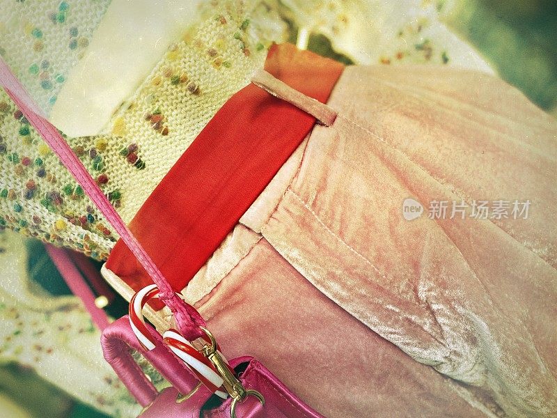 橱窗购物-复古时尚-粉红色天鹅绒裤子与红色腰带
