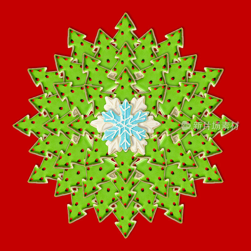 圣诞树和雪花:用节日装饰用的冰圣诞饼干制作的圣诞花环