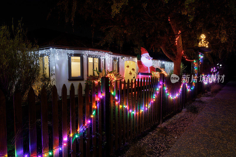 在加州帕洛阿尔托，圣诞夜的灯光装饰房子