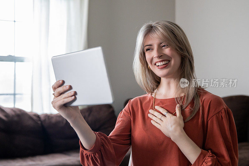 一位女士正在视频会议中与她的治疗师讨论一些事情